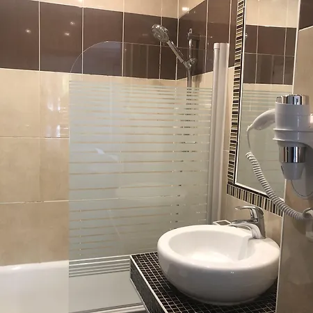 Avama Prony 3* باريس